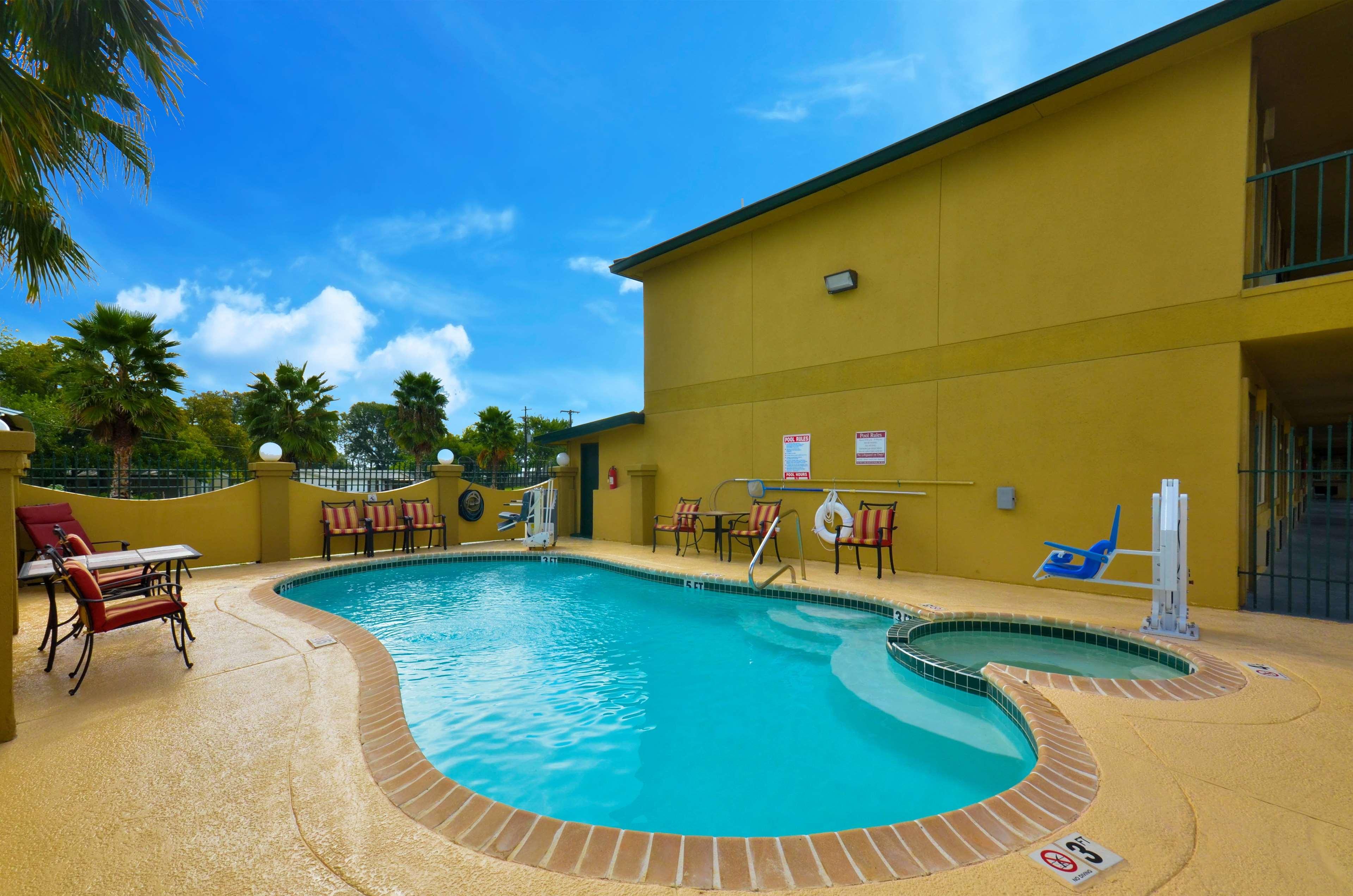 Best Western Executive Inn Hallettsville Экстерьер фото