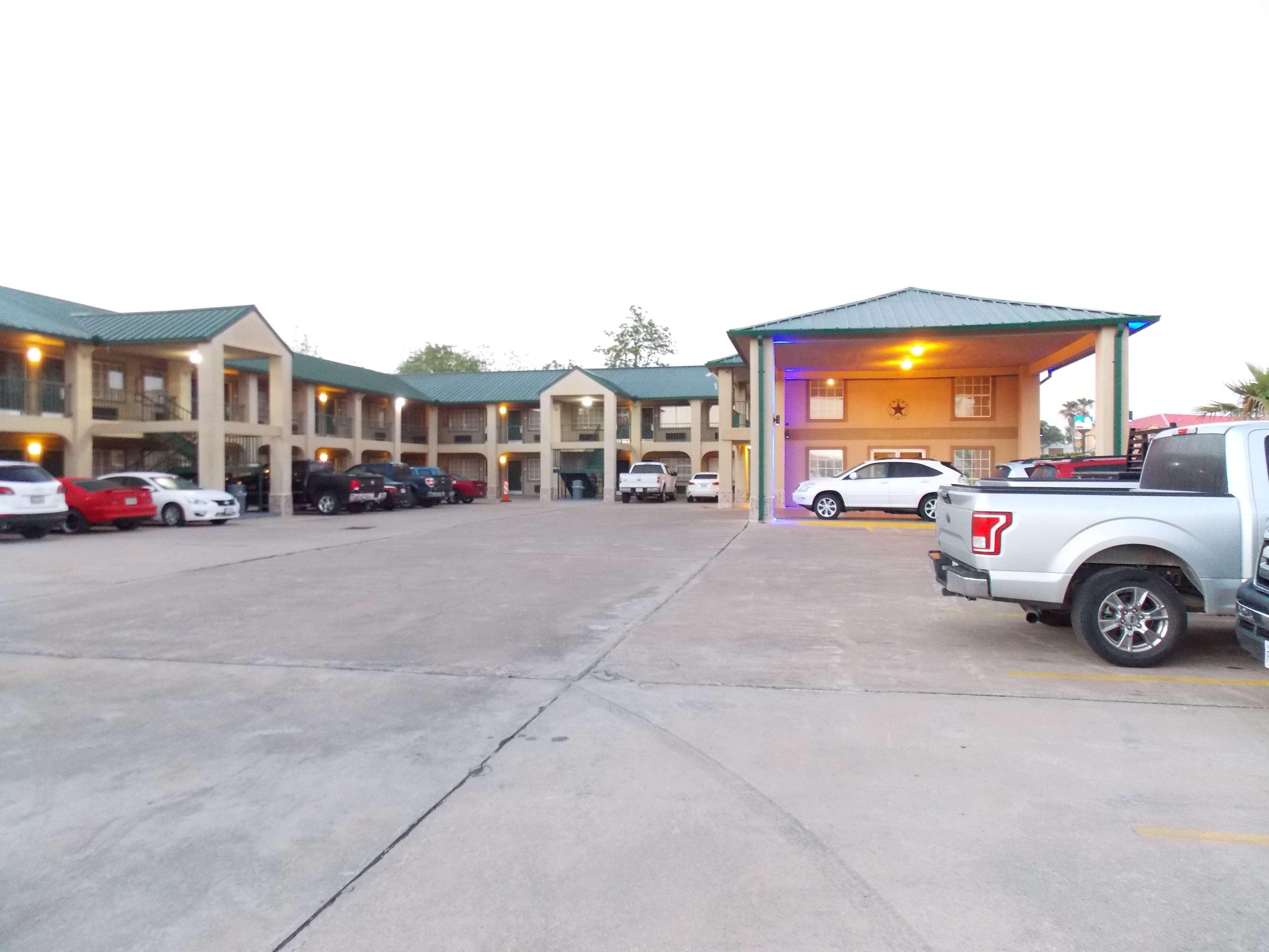 Best Western Executive Inn Hallettsville Экстерьер фото