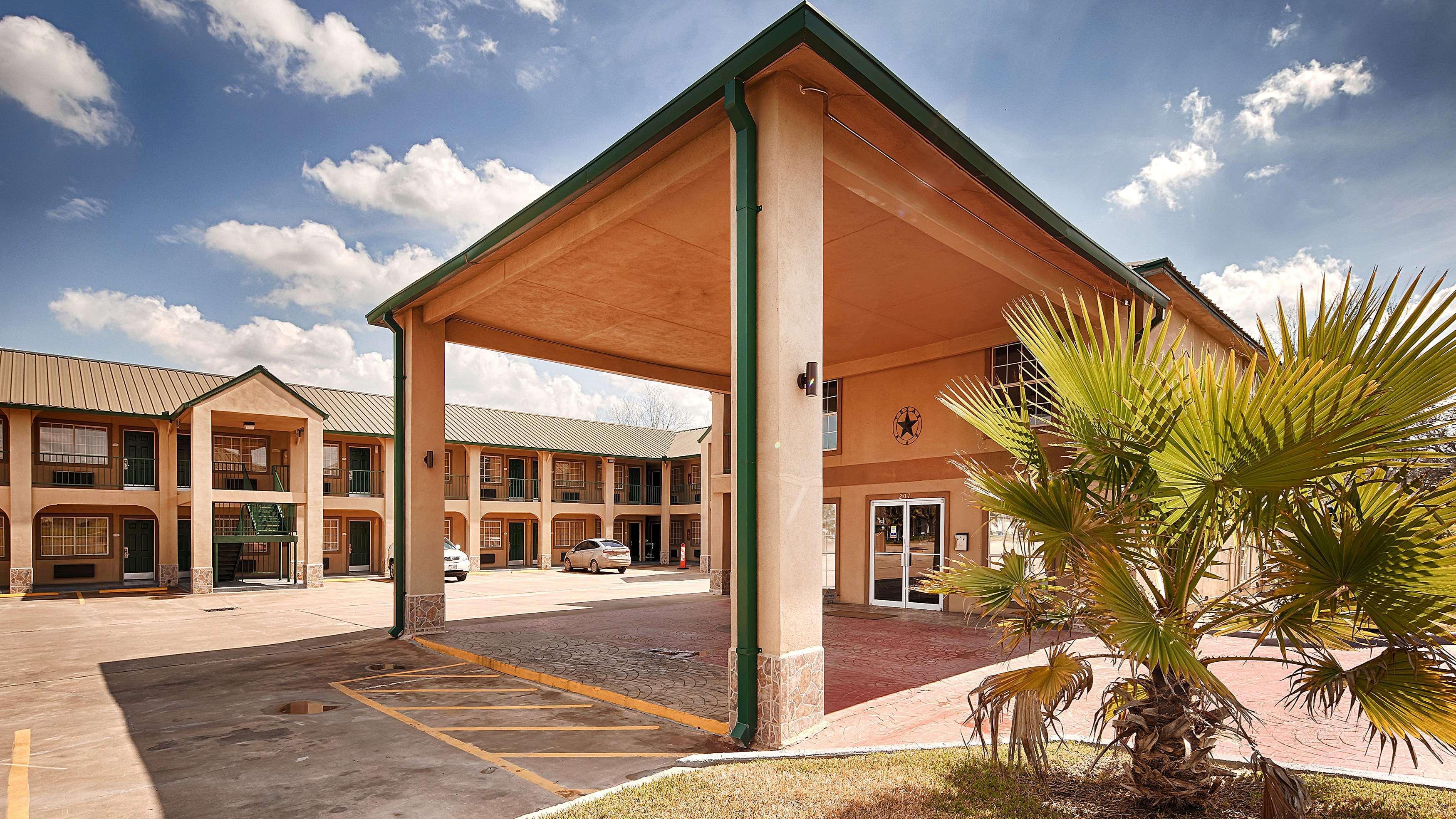 Best Western Executive Inn Hallettsville Экстерьер фото