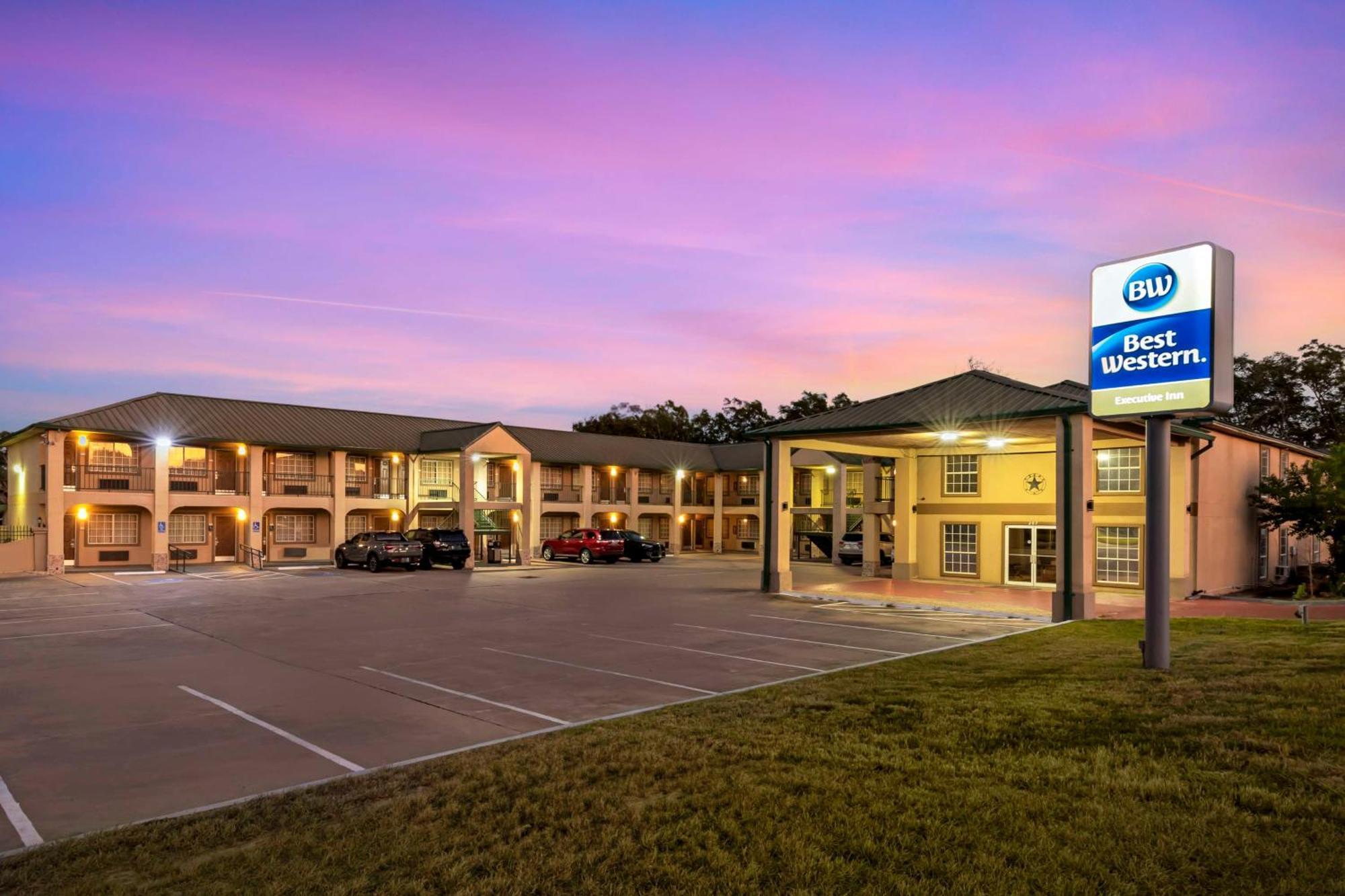 Best Western Executive Inn Hallettsville Экстерьер фото